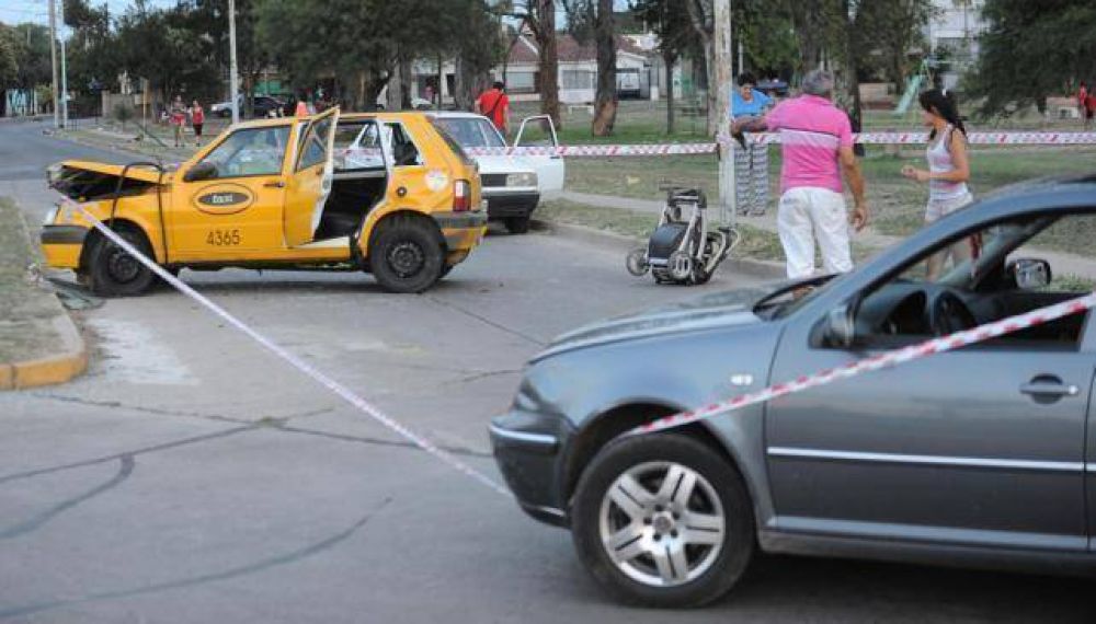 Madre e hijo se salvaron de casualidad tras un choque