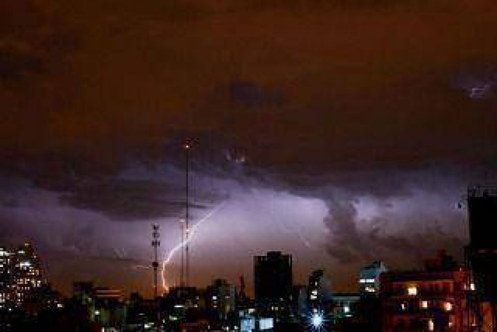 El temporal caus� la ca�da de �rboles y cortes de luz en la provincia de Buenos Aires