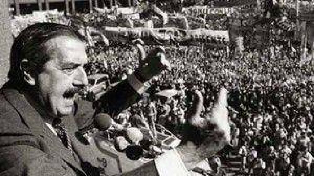 10 de diciembre.D�a de la Restauraci�n de la Democracia y de los Derechos Humanos. Placa en Plaza Alfons�n