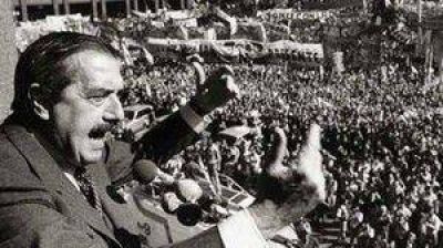 10 de diciembre.D�a de la Restauraci�n de la Democracia y de los Derechos Humanos. Placa en Plaza Alfons�n