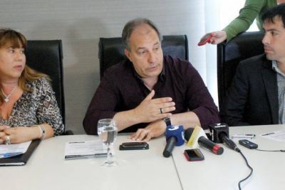 Lerner, reconocimientos y recuperaci�n de una placa hist�rica en el marco del D�a del Petr�leo
