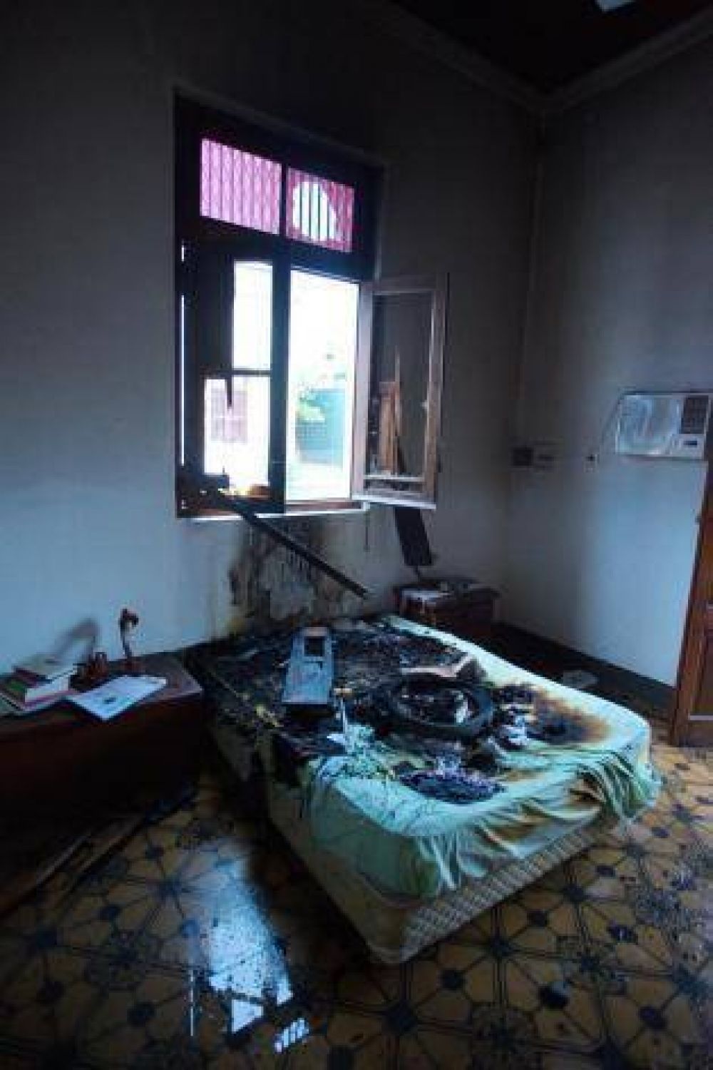 Apedrearon y quemaron la vivienda en la que dispararon y mataron al supuesto ladr�n