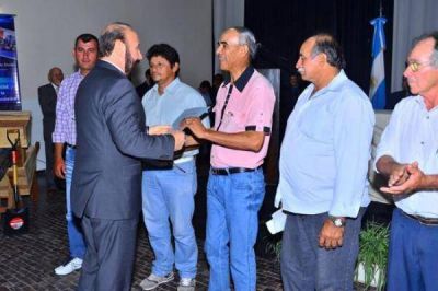 ENTREGA DE HERRAMIENTAS DE TRABAJO PARA COOPERATIVAS DE LADRILLEROS DE LA CAPITAL