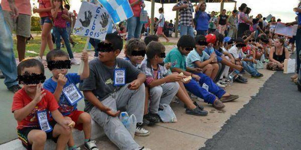 Usaron a menores para portar carteles apoyando a Insfr�n
