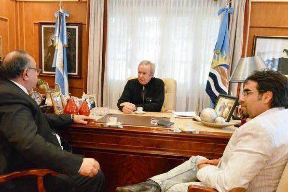 Peralta recibi� al nuevo presidente del Colegio M�dico y al joven alumno que represent� al pa�s en el Vaticano.