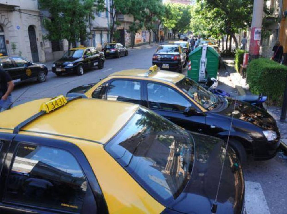 Los taxistas analizan la chance de parar el 24 y el 25 por la inseguridad