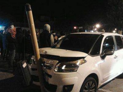 Conductora lesionada en violento choque