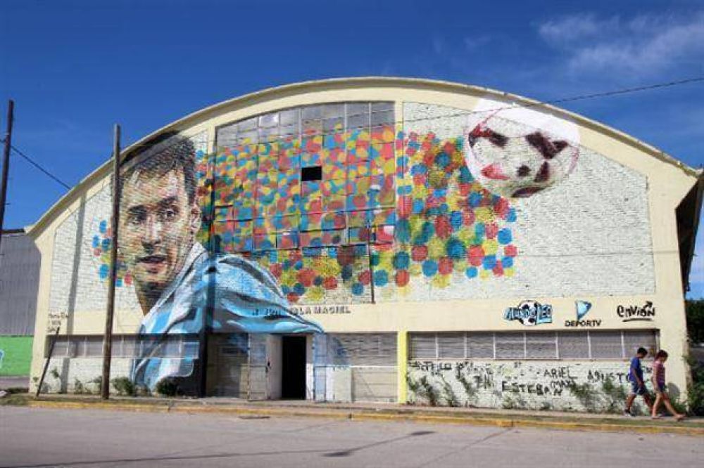 Hicieron el mural de Lionel Messi ms grande del mundo en la Isla Maciel