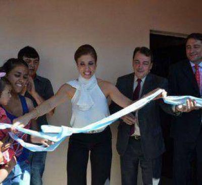 La Gobernadora entreg� 100 m�dulos habitacionales