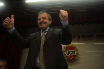 UCR: asumi� Alfons�n y les peg� a todos