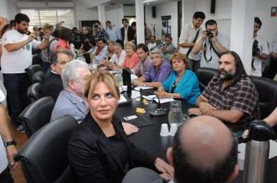 Para evitar problemas con los gremios en 2015, Scioli les dar� un incremento salarial en enero y febrero