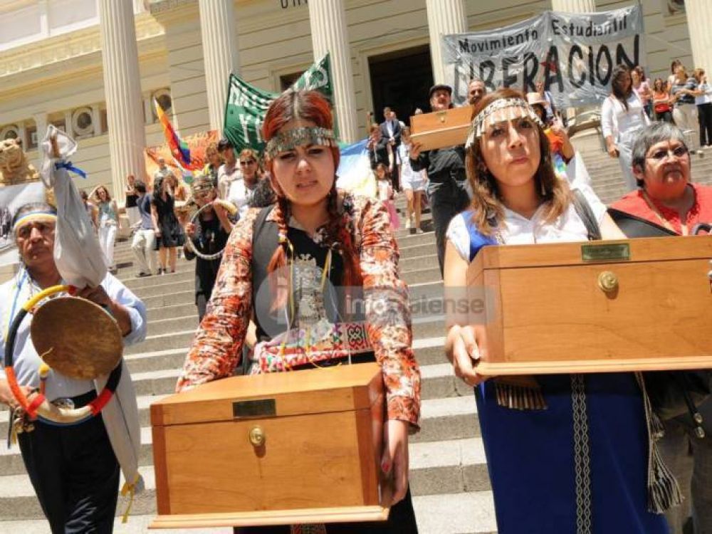 Los restos del cacique Inakayal ya est�n en manos de su pueblo