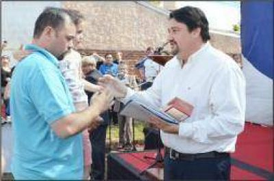 �Misiones entrega viviendas con toda la infraestructura gracias a una administraci�n sana de los recursos�, dijo Closs