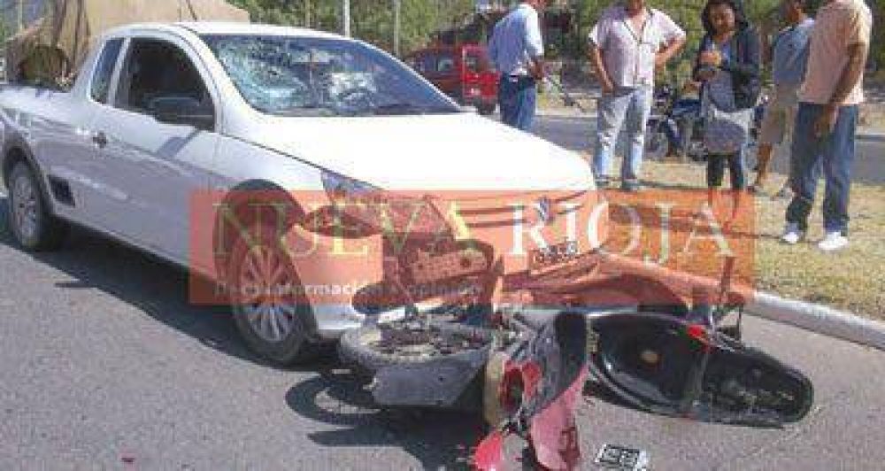 Una motociclista salv� su vida de milagro en un tremendo accidente
