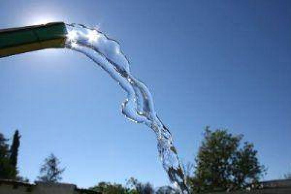 Invierten m�s de 2 millones de pesos en la red de agua de Las Flores por el t�nel de Agua Negra