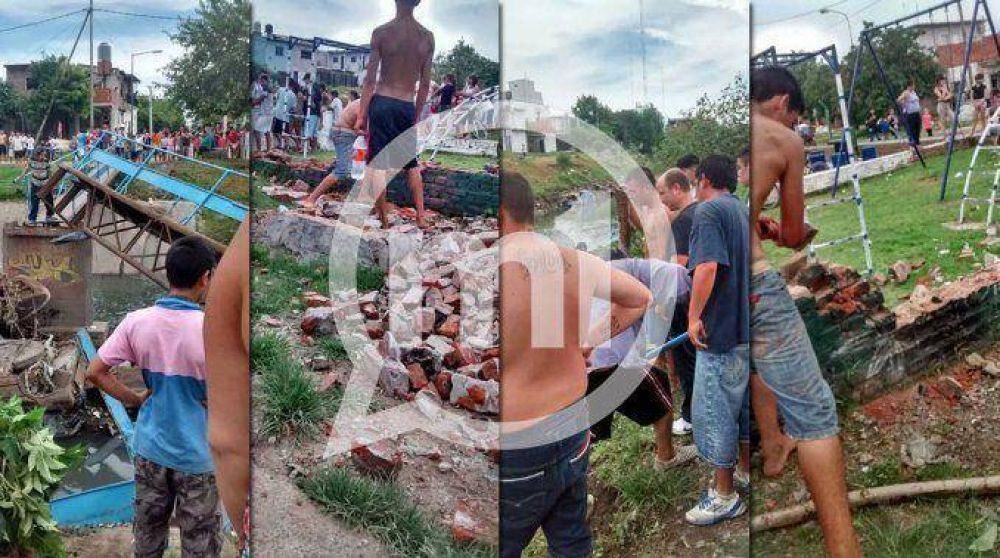 Dos polic�as persegu�an a motochorro y muri� un inocente: vecinos furiosos tiraron un puente