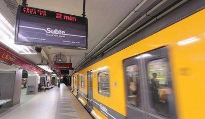Suman carteles con frecuencia del subte