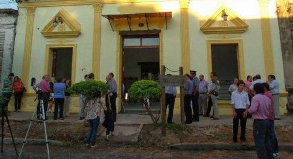Inauguran la refacci�n parcial del teatro Dora