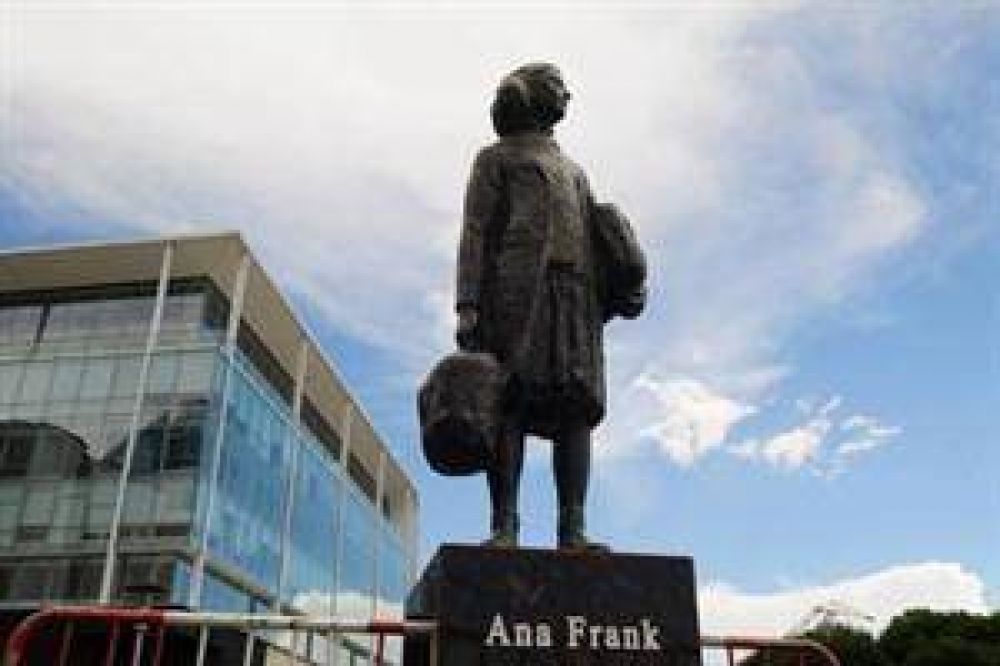Buenos Aires tiene una estatua que recuerda a Ana Frank, la ni�a que describi� el Holocausto