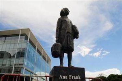 Buenos Aires tiene una estatua que recuerda a Ana Frank, la ni�a que describi� el Holocausto