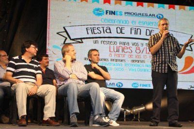 M�s de 2 mil j�venes de los planes Fines y Progresar celebraron el fin del ciclo 2014