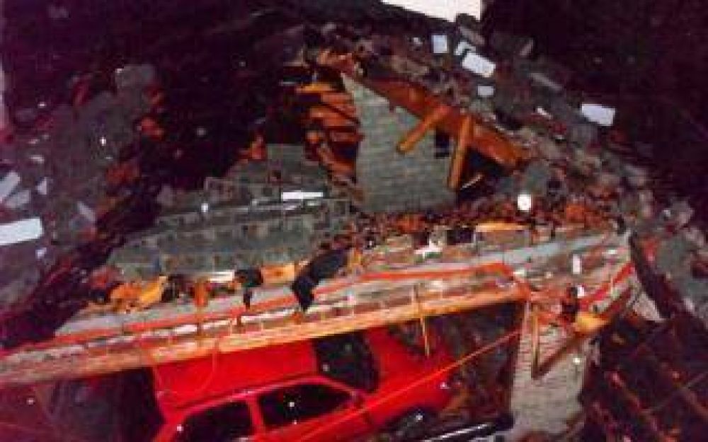 Temporal: Una f�brica se derrumb� sobre una casa en Lan�s