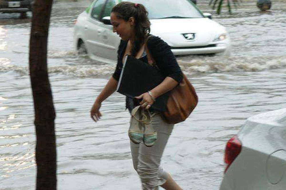 La gran cantidad de agua ca�da en pocas horas ayer gener� inconvenientes en varios barrios capitalinos