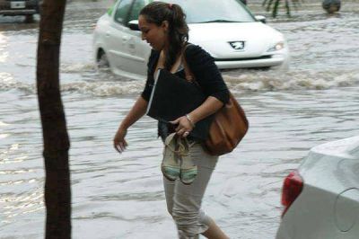 La gran cantidad de agua ca�da en pocas horas ayer gener� inconvenientes en varios barrios capitalinos