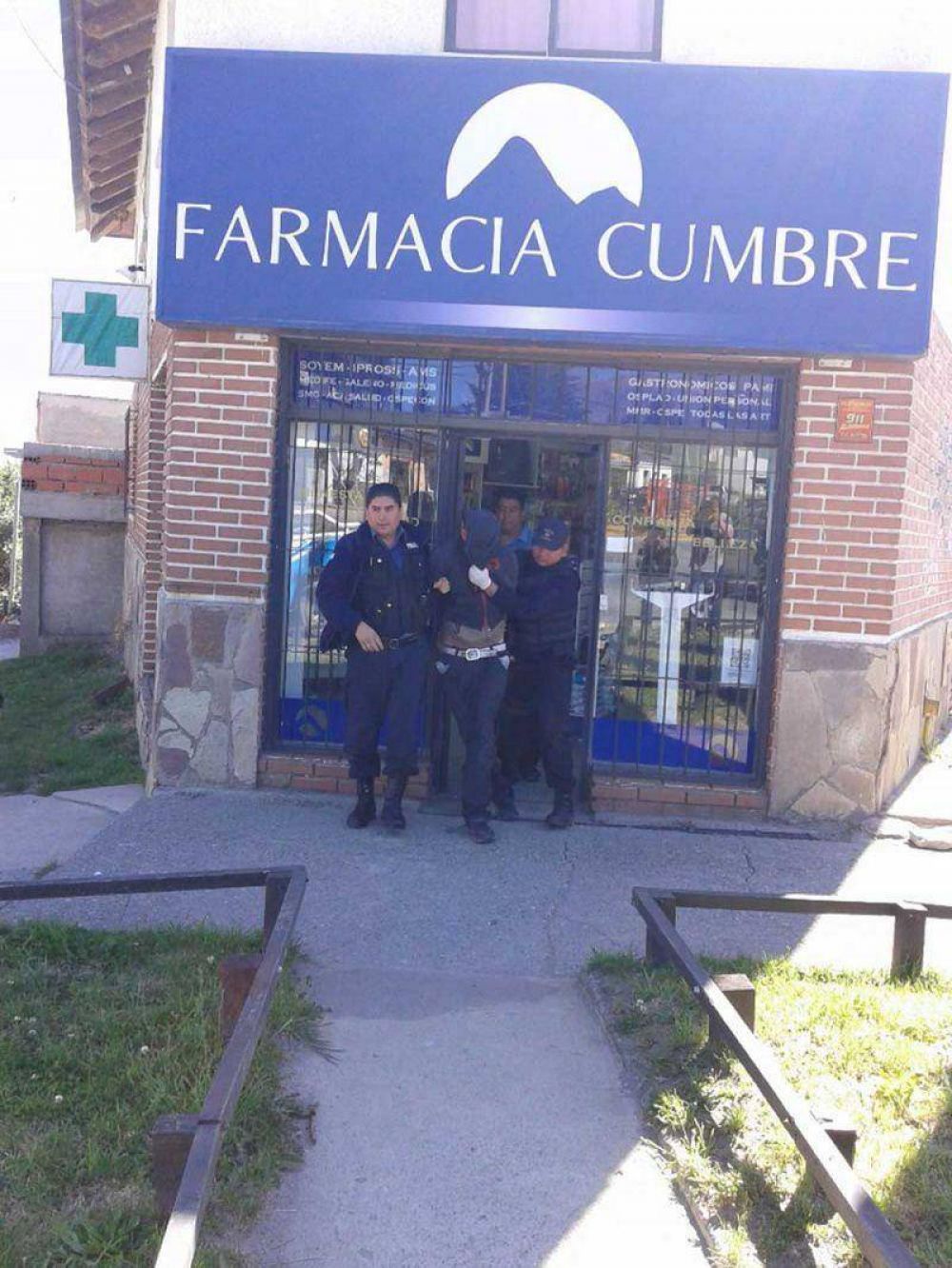 Seguir�n detenidos asaltantes de la farmacia Araucana