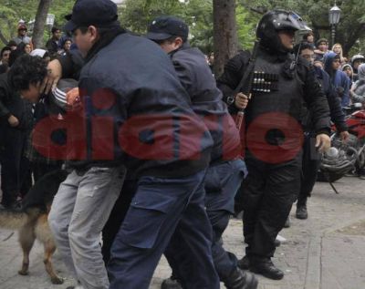Salvaje enfrentamiento entre polic�as y j�venes en la fiesta de la Virgen de Loreto