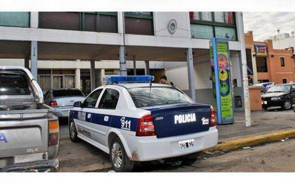 Le pidi� a su sobrina de 16 a�os que lo acompa�e a un cajero, pero la viol� en un descampado