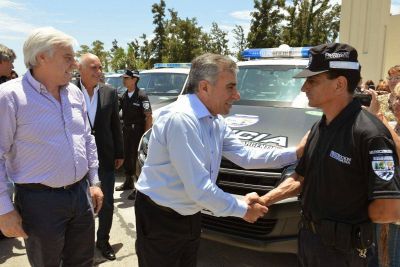 Jes�s Cariglino entreg� m�viles policiales y una gr�a municipal