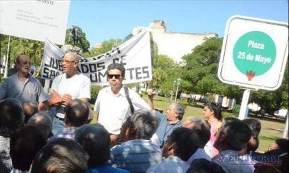 A la espera de respuestas, polic�as retirados instalan un �aguante� con el apoyo de penitenciarios y pensionadas