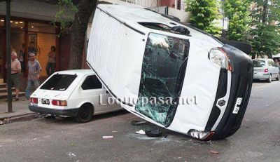 Tremendo choque termin� con una camioneta sobre un auto
