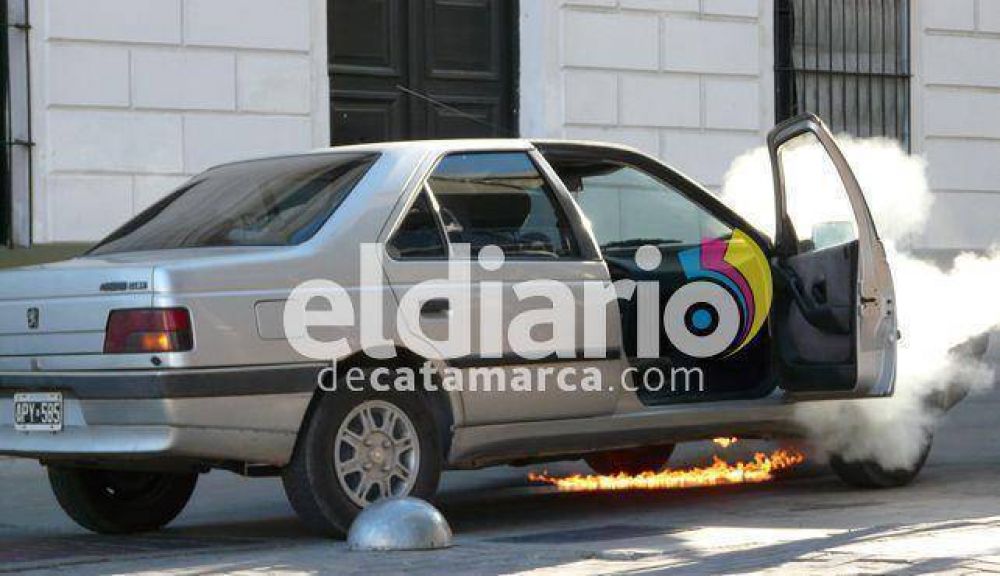 Un auto se incendi� frente al Banco Naci�n