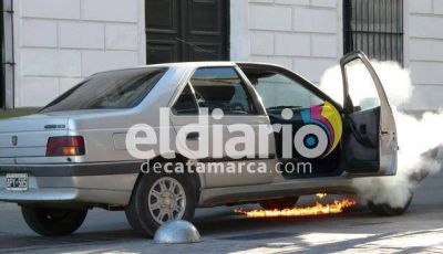 Un auto se incendi� frente al Banco Naci�n