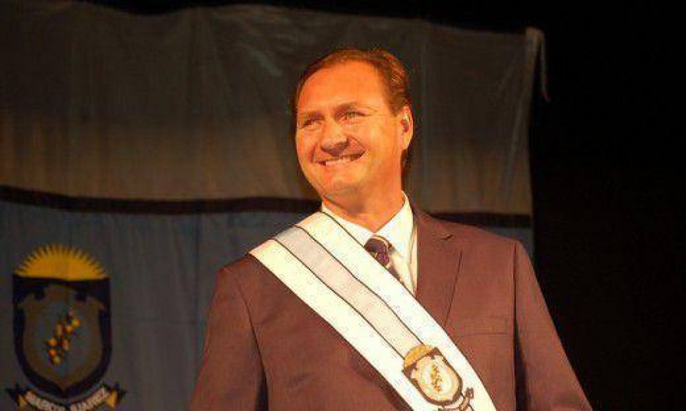 Dellarossa prometi� construir 200 casas y 40 cuadras de asfalto