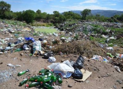 Contin�an las calles rotas y crece el basural en Nogol�