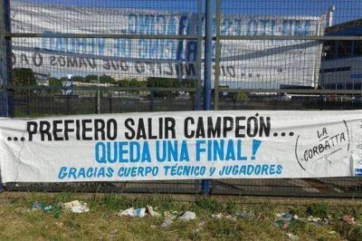Cambio de actitud en Racing: de las banderas cr�ticas a los pasacalles de agradecimiento