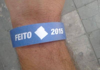 Pulseras con la leyenda �Feito 2015�