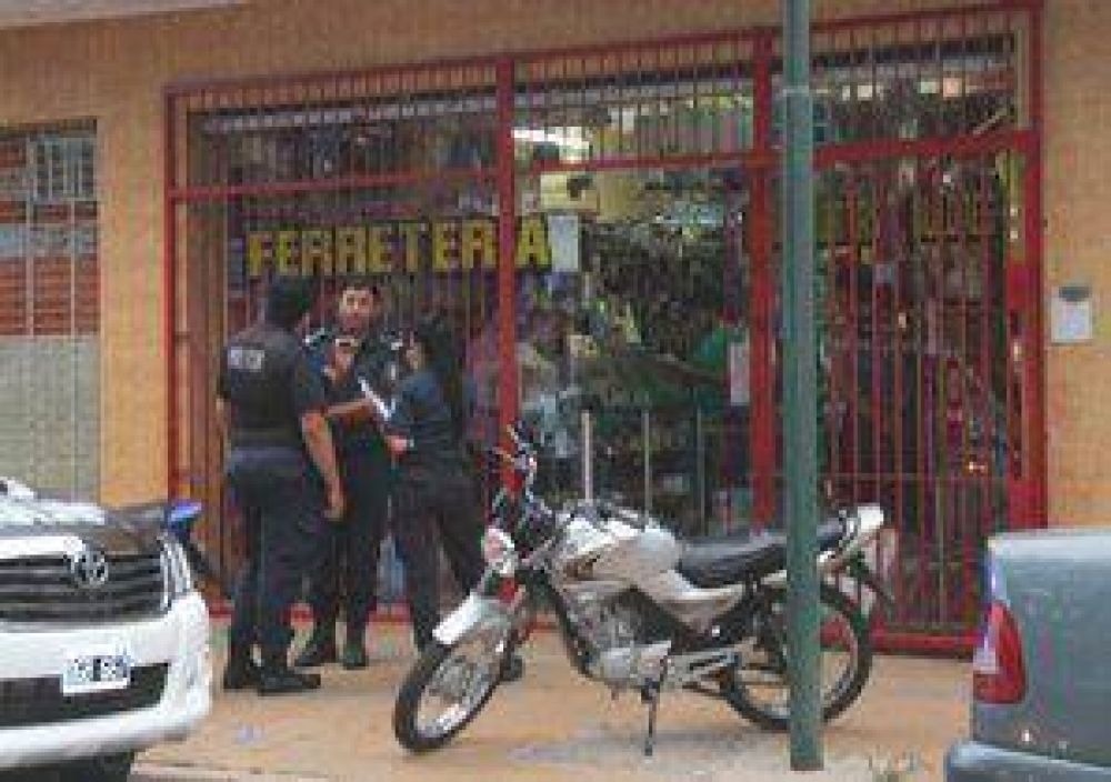 Asalto en una ferreter�a de Posadas y Coronel Su�rez