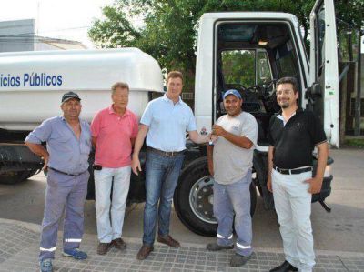 Nuevo cami�n regador se incorpora al parque automotor municipal