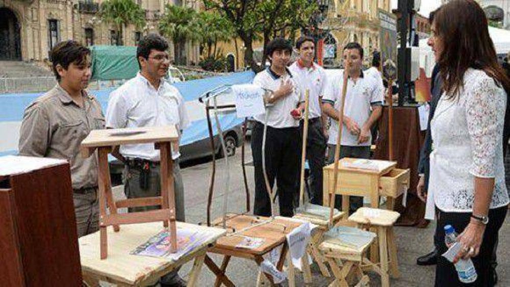 Lo realizado en educaci�n se puso de manifiesto en Plaza Independencia