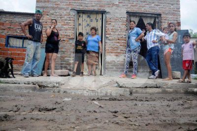 Vecinos de Barranquitas Oeste se inundan por una obra de desag�es mal realizada