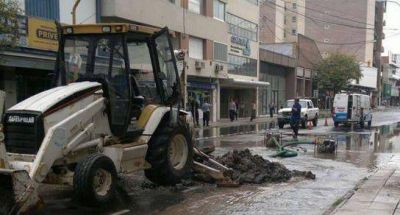 Finaliz� la reparaci�n de ca�er�a averiada