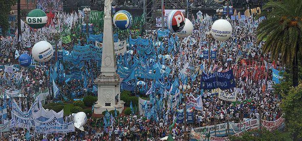 La lluvia no empa�� el festejo por los 31 a�os de democracia