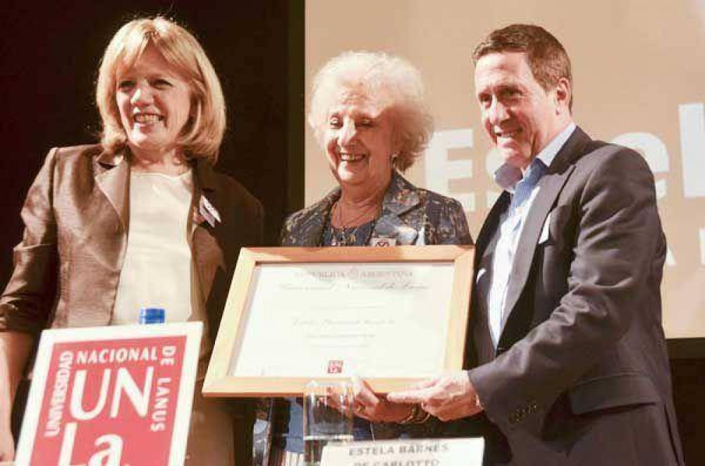 Estela de Carlotto fue distinguida como Doctor Honoris Causa y Ciudadana Ilustre de Lans