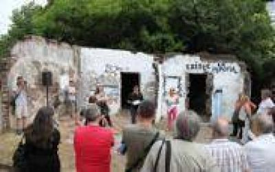 Municipalidad coloc� baldosas en memoria de Juan y Martiniano J�uregui