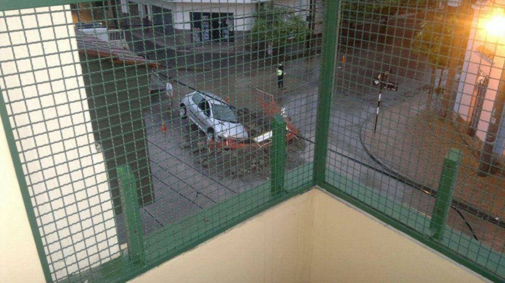 Manejaba ebria y se meti� con su auto en un pozo de Aguas del Norte