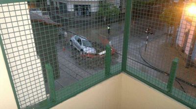 Manejaba ebria y se meti� con su auto en un pozo de Aguas del Norte